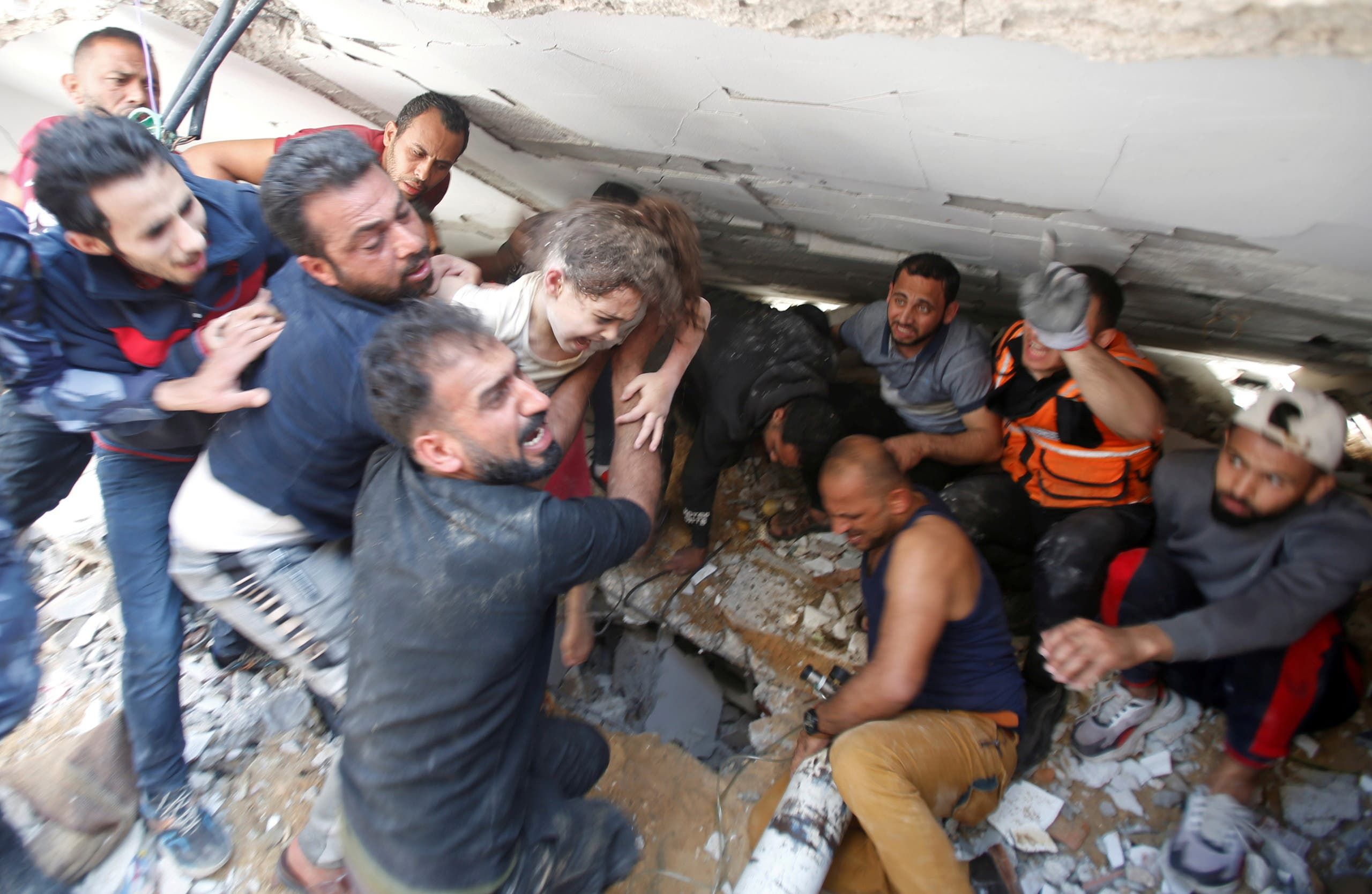 البحثن عن ناجين تحت انقاض المباني المدمرة في غزة