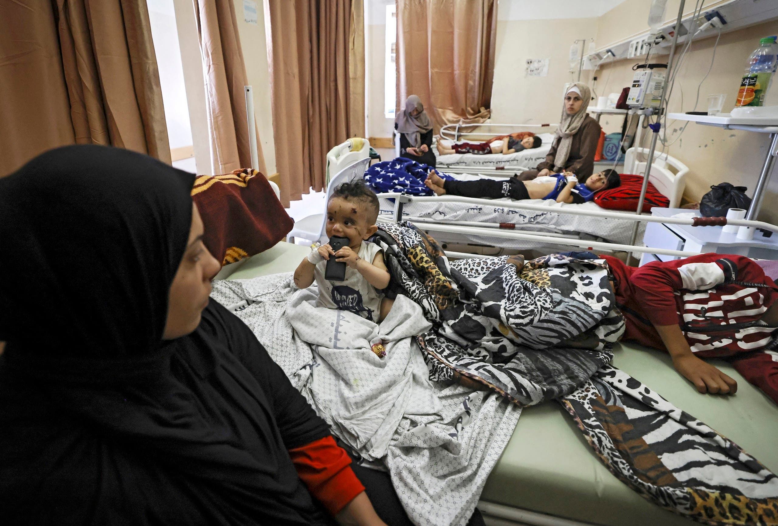 أطفال مصابون إثر القصف يتعالجون في مستشفى الشفاء في غزة