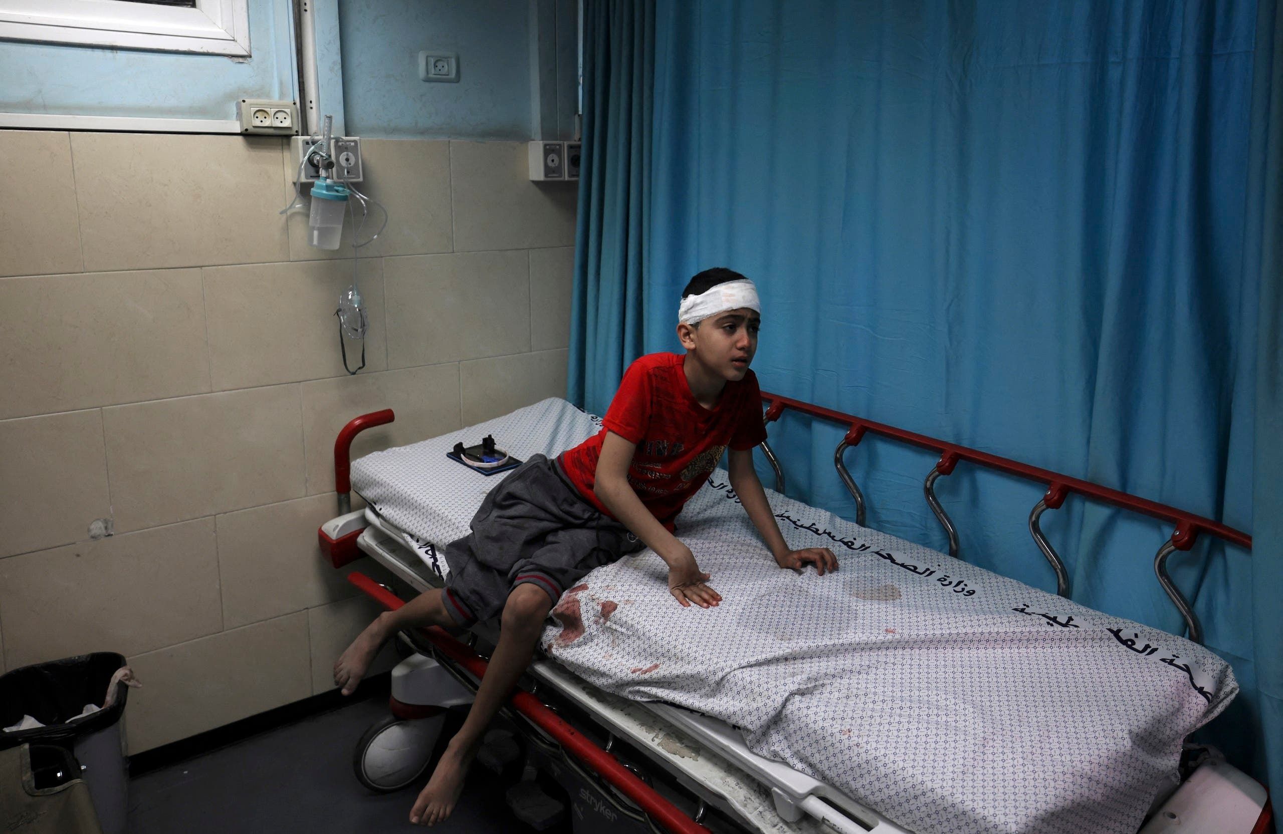 طفل أصيب بالقصف يتعالج في مستشفى الشفاء في غزة