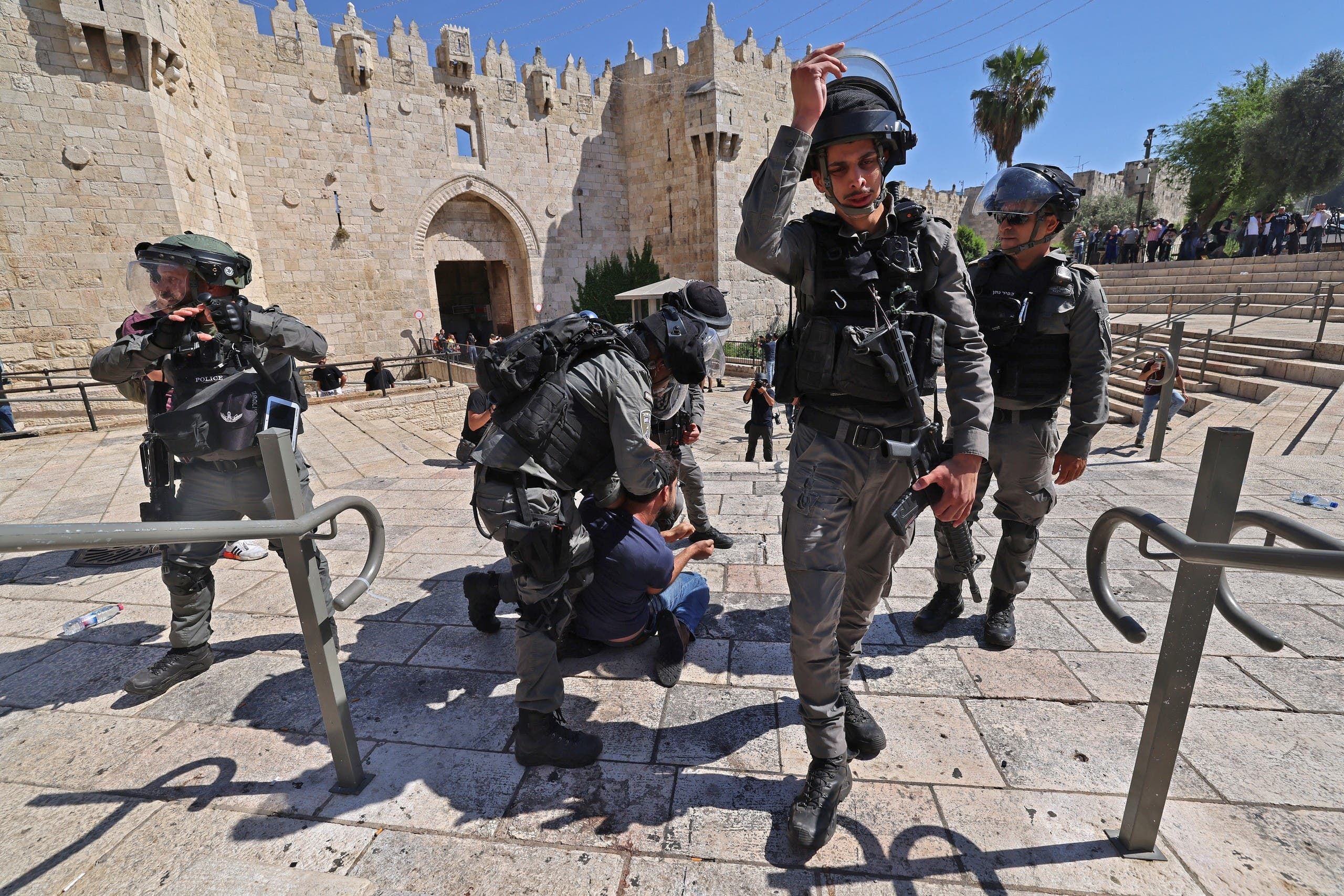 الشرطة الإسرائيلية تعتقل فلسكينياً خلال احتجاج في القدس