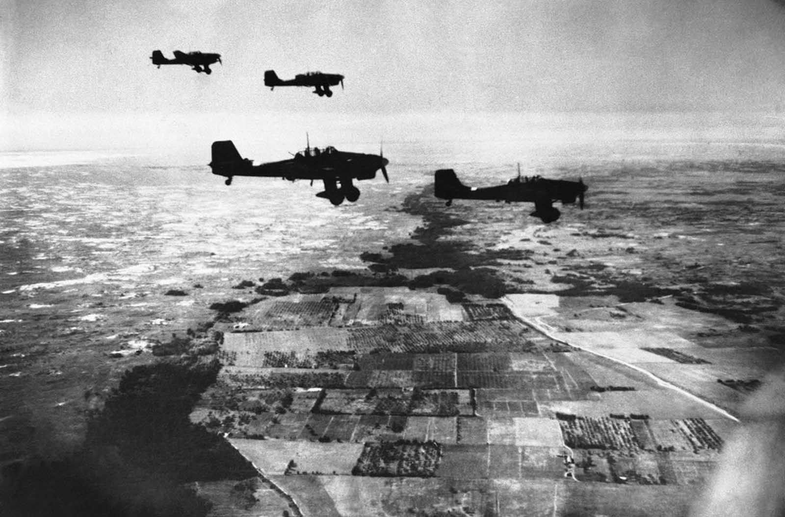 صورة لطائرات حربية ألمانية من نوع ستوكا وهي تحلق فوق الأراضي السوفيتية