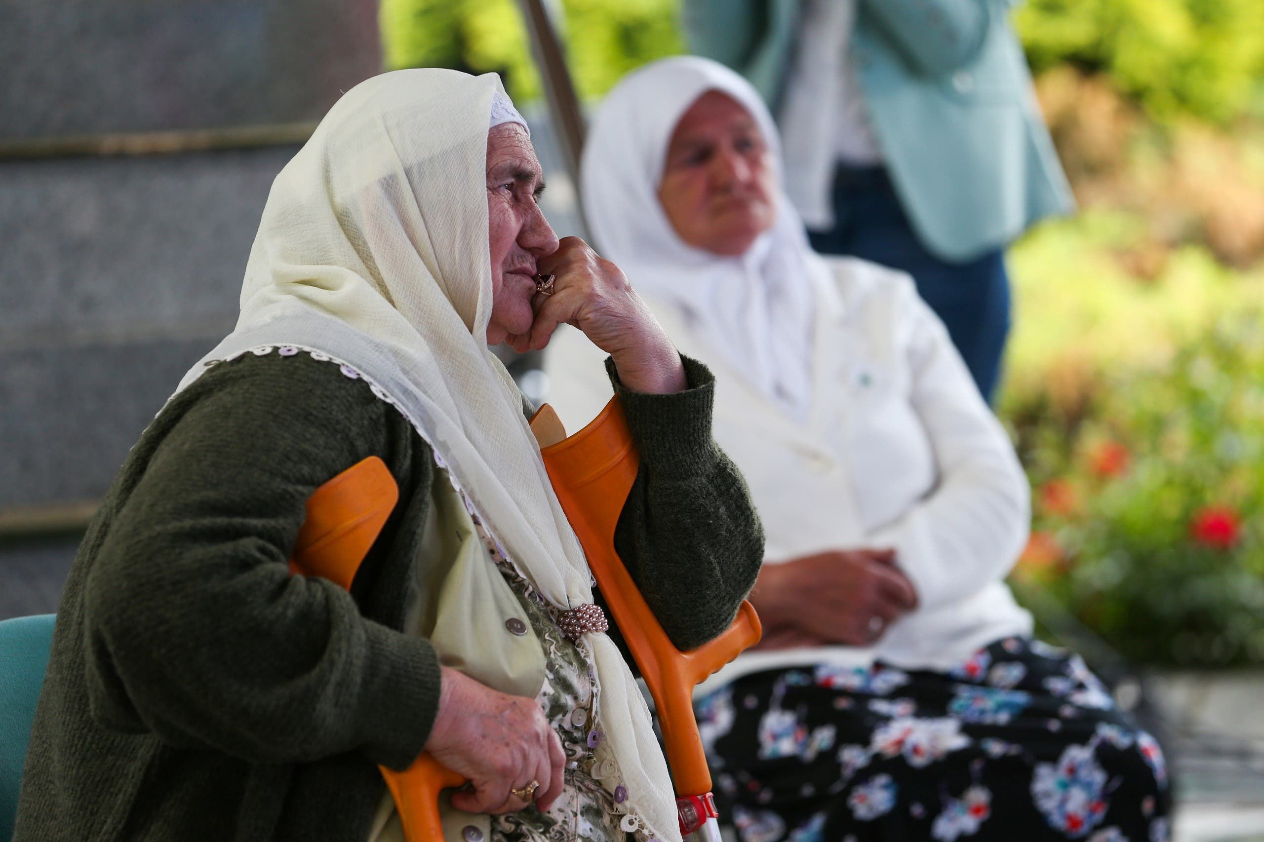 نساء من الناجين من مجزرة سربرينيتسا يسمعون النطق بالحكم على ملاديتش