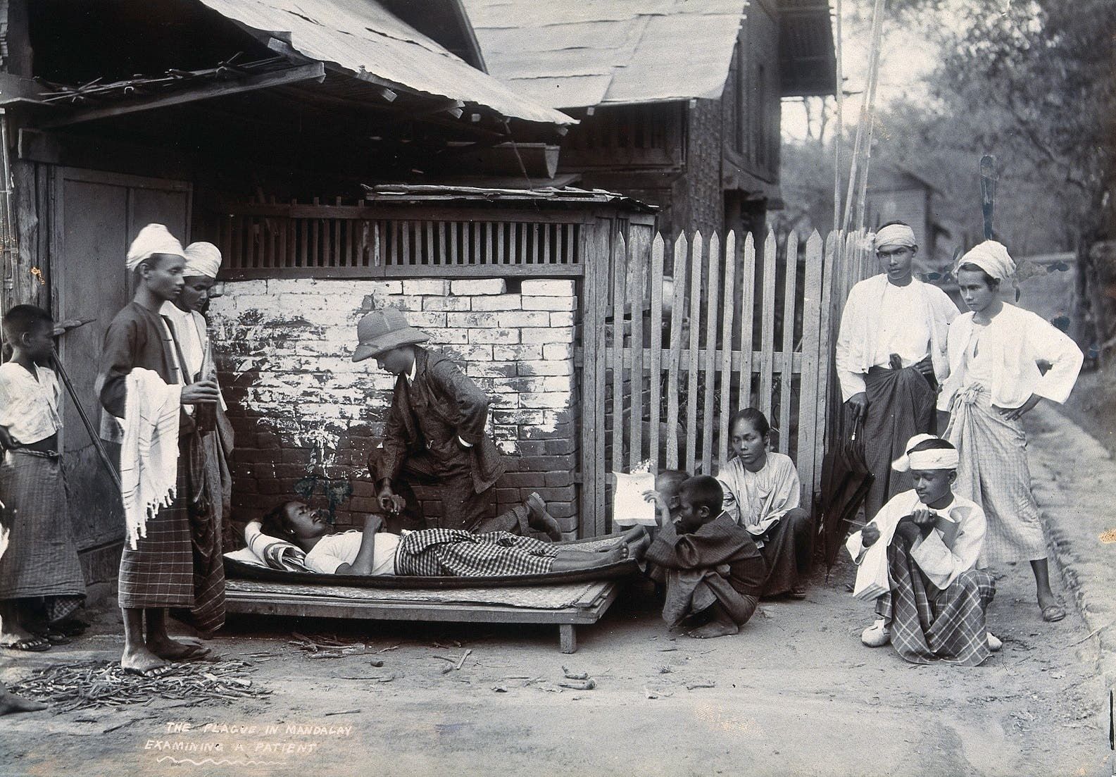 صورة لعملية فحص أحد المصابين بالطاعون بميانمار