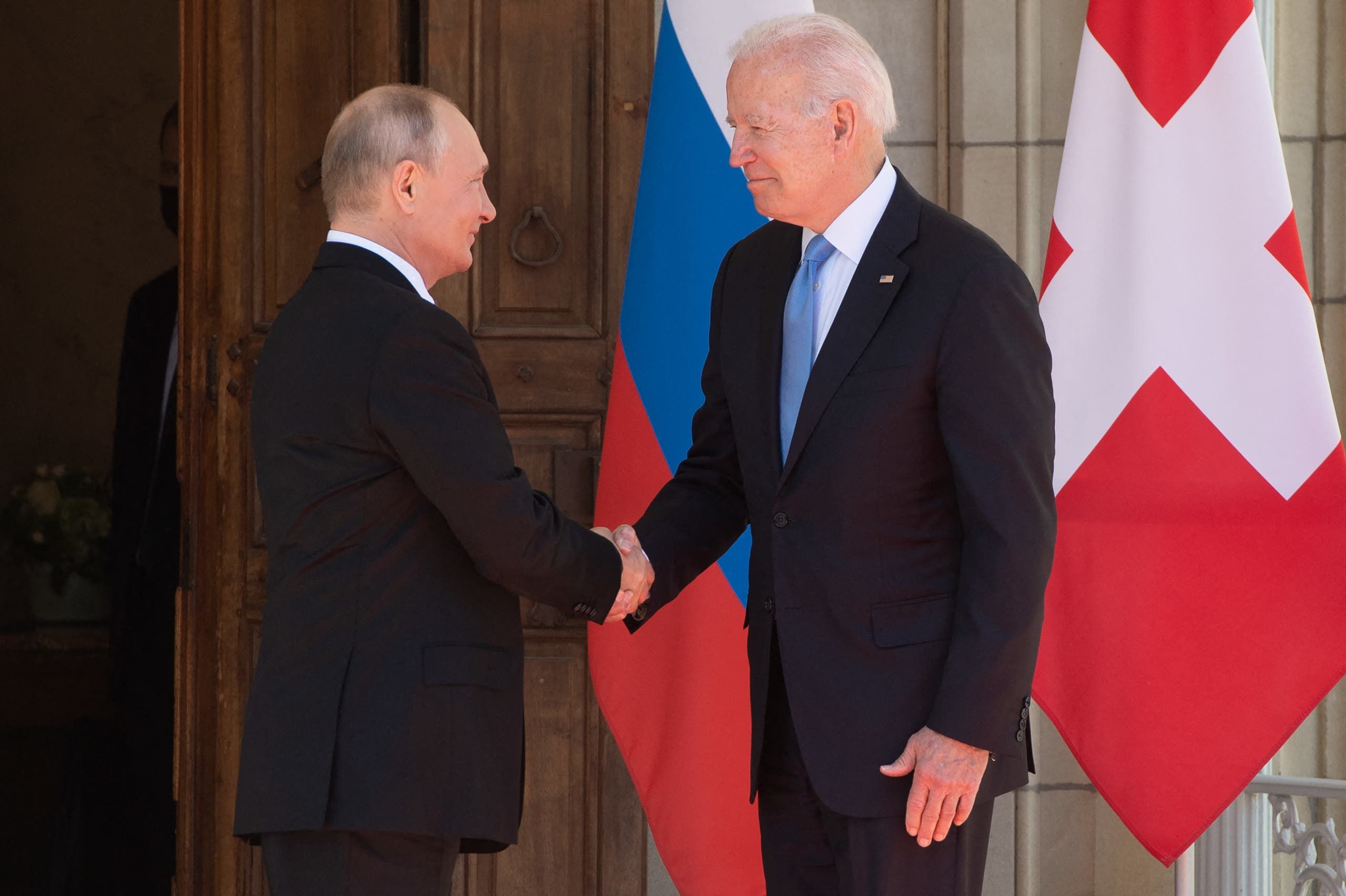 مصافحة بين بوتين وبايدن في أول لقاء بينهم في جنيف منذ انتخاب الرئيس الأميركي