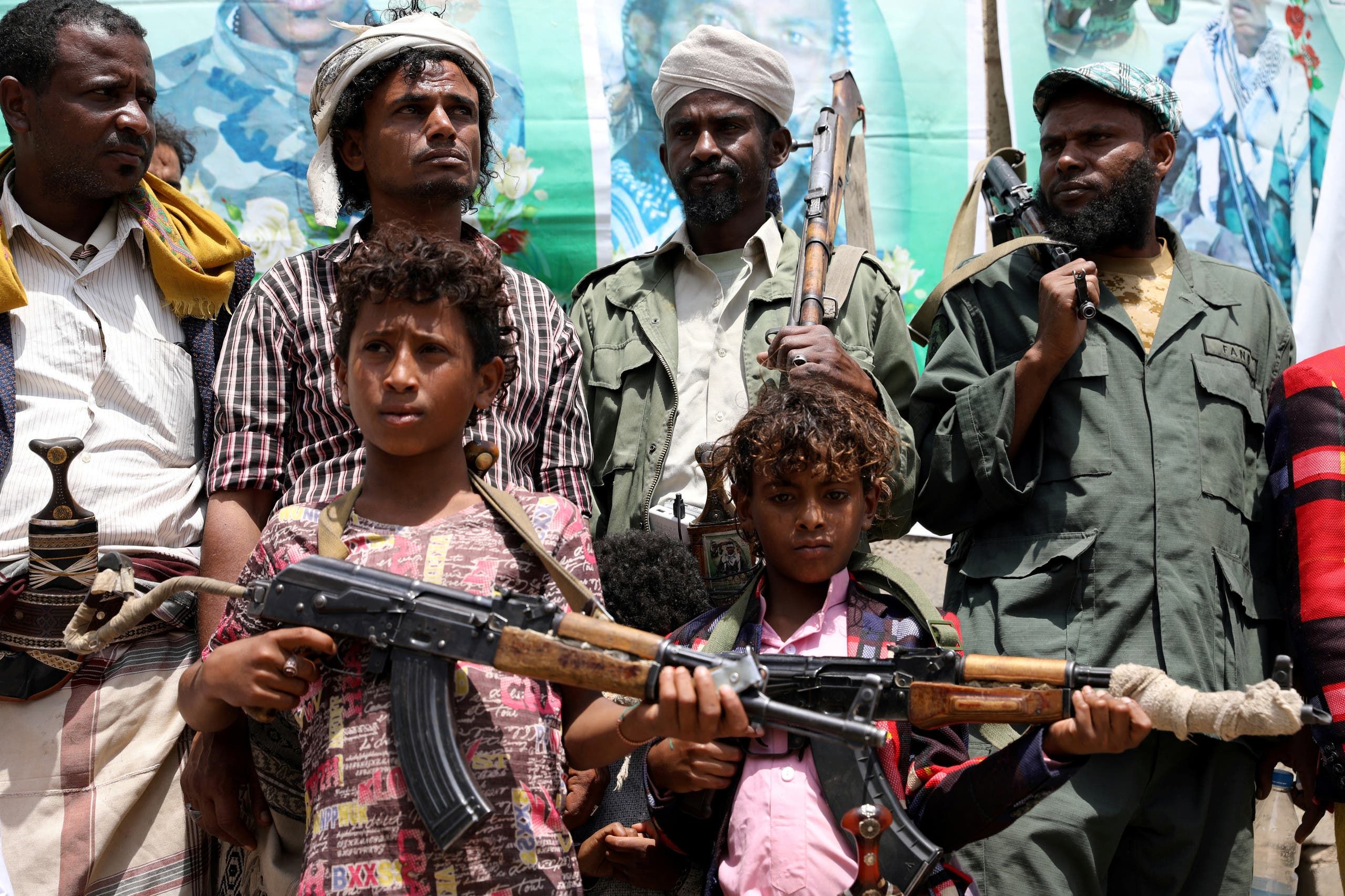 أطفال يحملون قطع سلاح خلال تجمّع للحوثيين في صنعاء في يوليو 2020