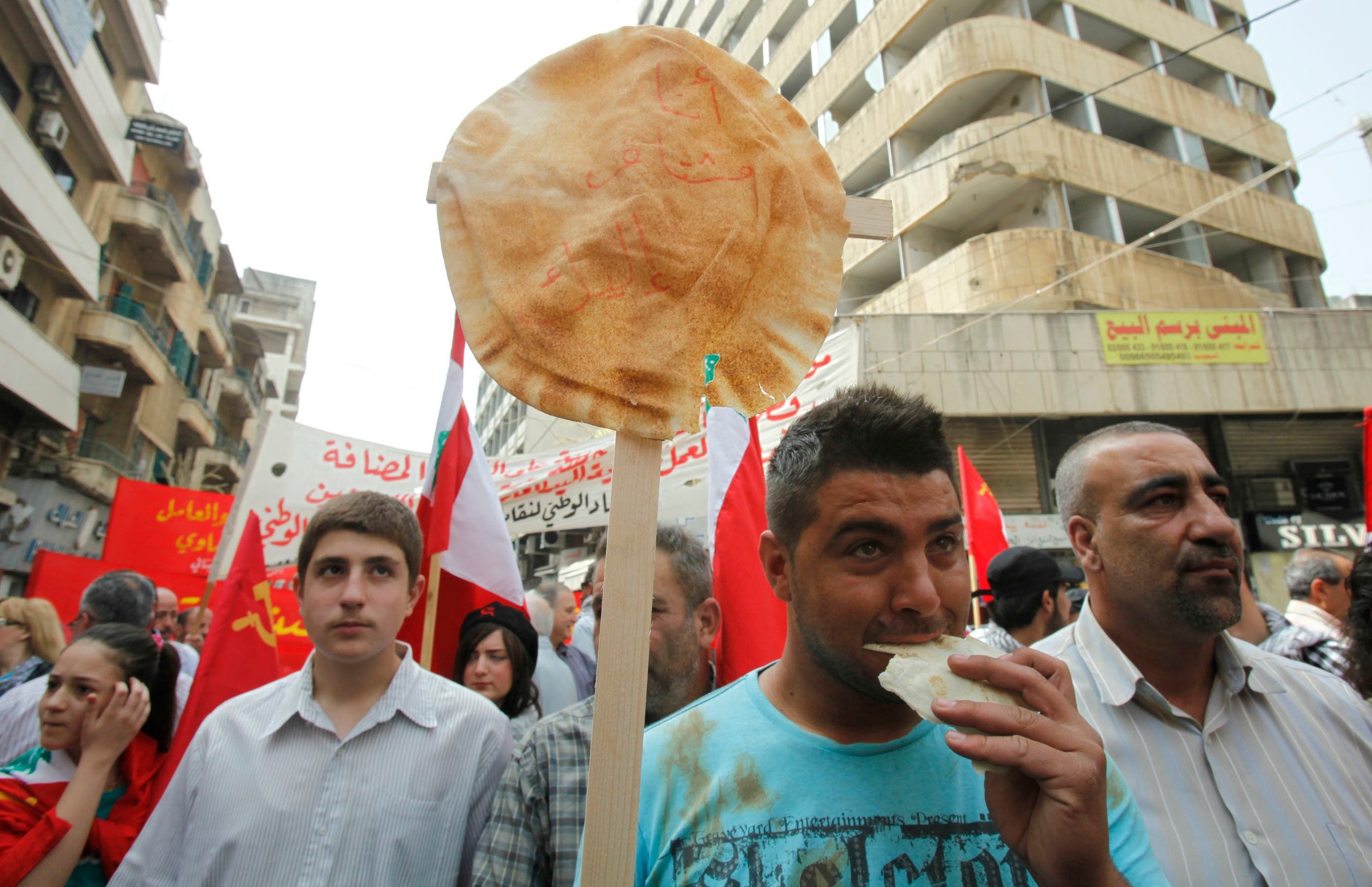 لبناني يتظاهر حاملا رغيف خبر للتنديد بالأزمة المعيشية
