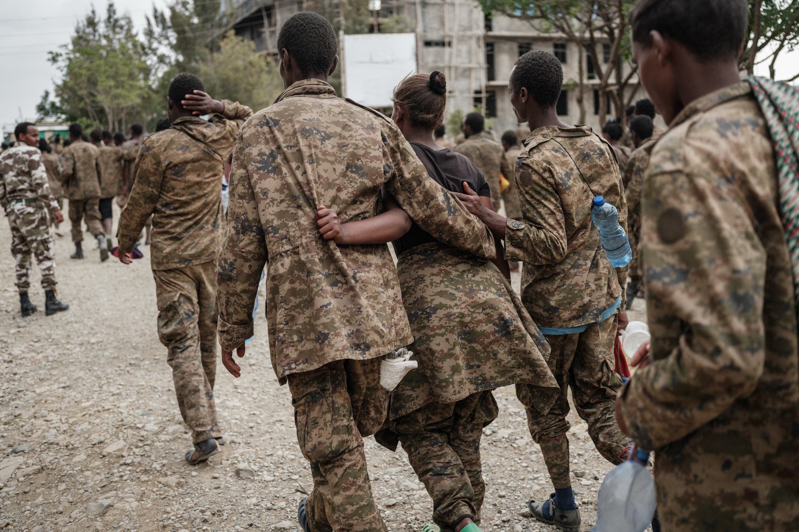جنود في الجيش الاتحادي الإثيوبي أسرتهم جبهة تحرير تيغراي خلال المعارك (أرشيفية)