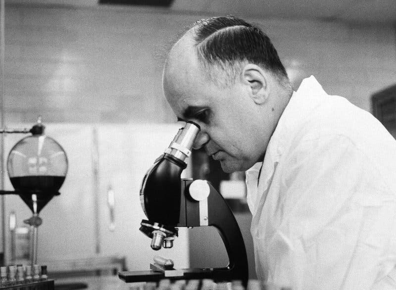 صورة لموريس هيلمان داخل مختبره