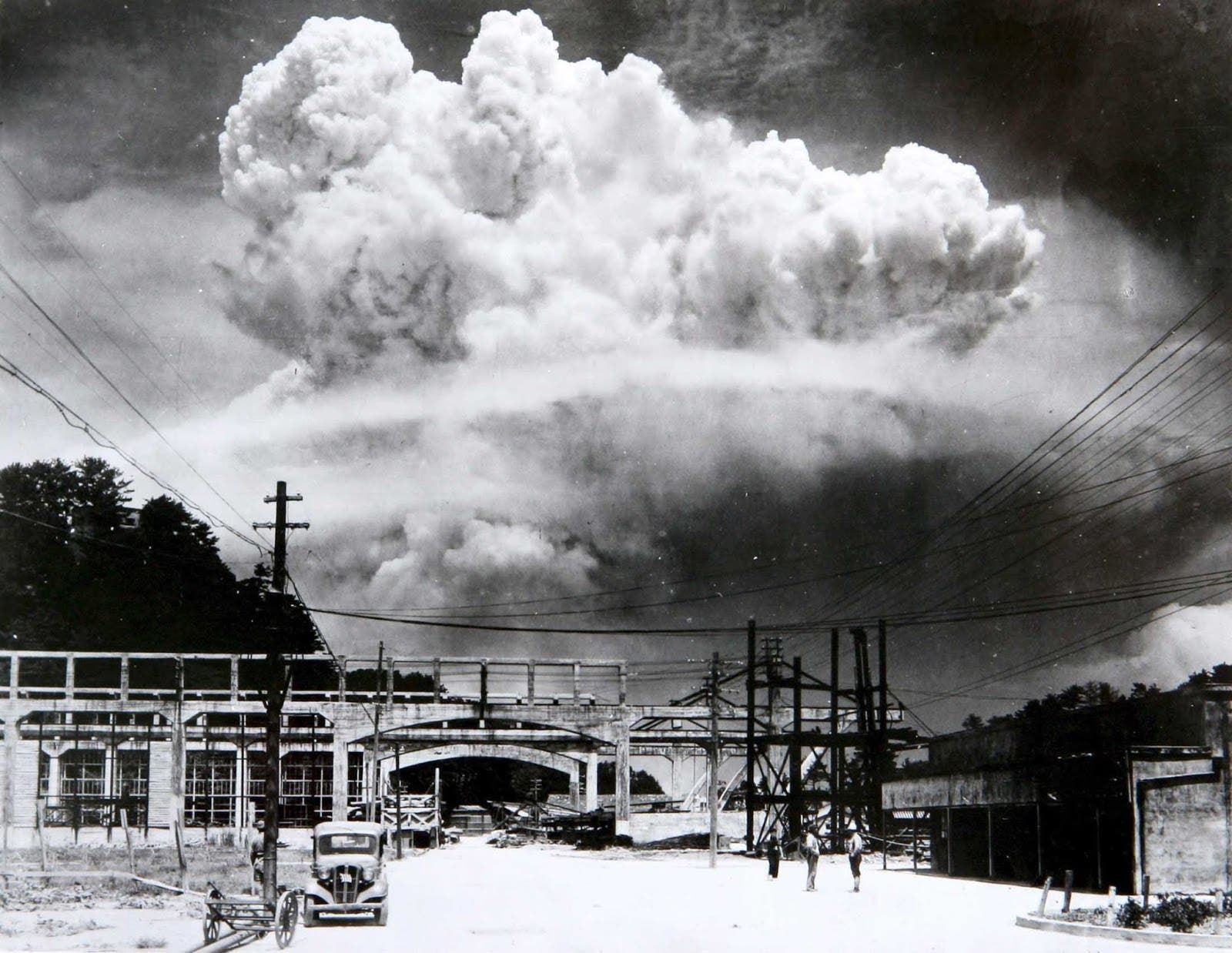 صورة لعملية قصف ناغازاكي بالقنبلة الذرية