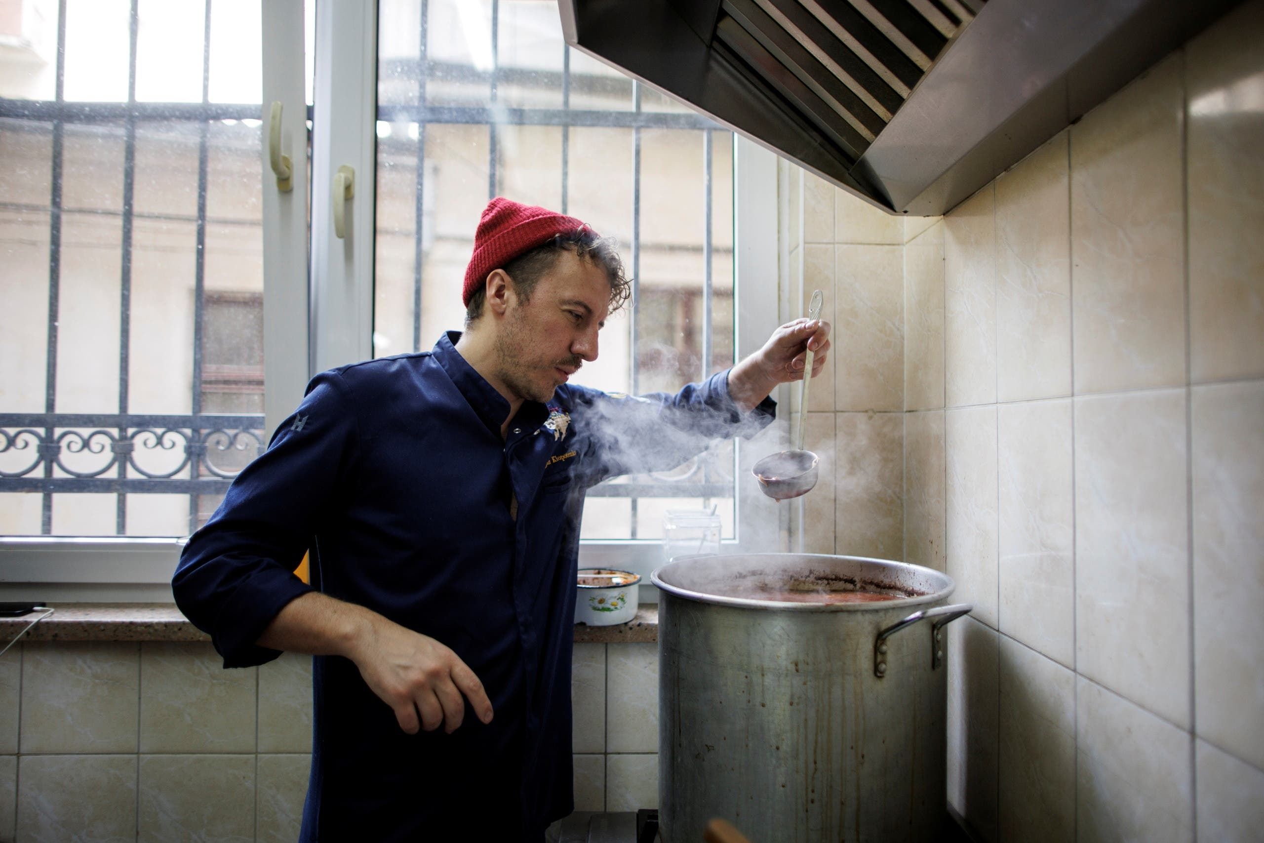 طباخ أوكراني شهير يعد حساء البورش للنازحين في لفيف