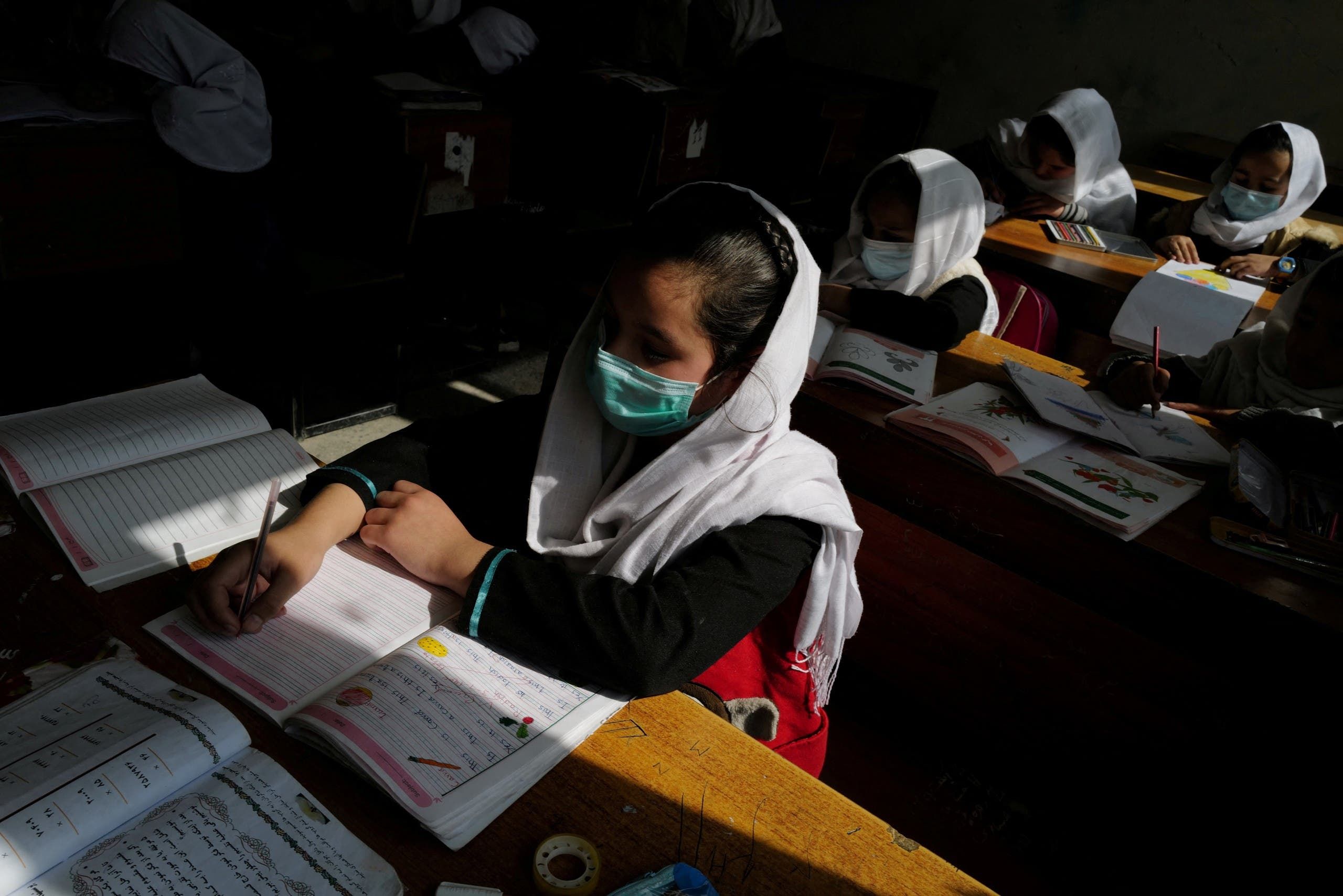 طالبات في إحدى مدارس كابل في أكتوبر الماضي