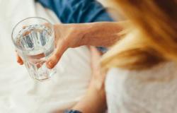 كيف يساعد شرب الماء الدافئ قبل النوم الجسم على الاسترخاء